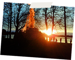 Osterfeuer am See mit Sonnenuntergang